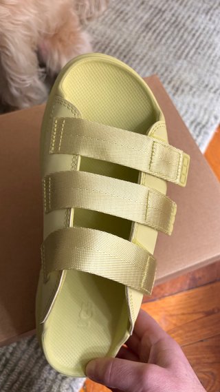 Sandalias UGG con velcro y flores