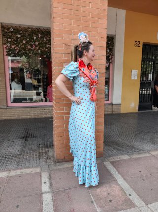 Bata flamenca azul con lunares coral