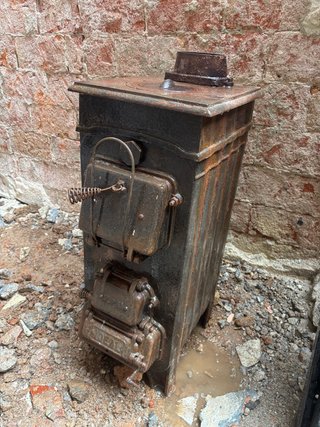 Estufa antigua de leña marca ALPHA