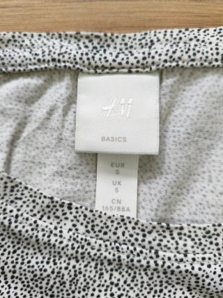Camiseta blanca topos negros