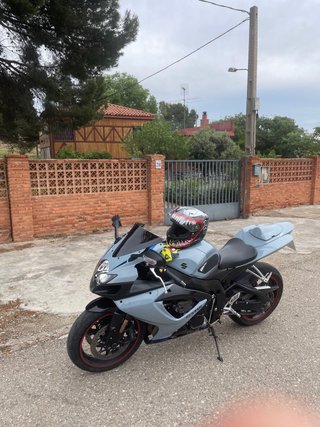 Suzuki GSXR 750 gris