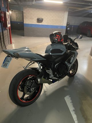Suzuki GSXR 750 gris