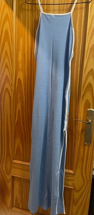 Vestido largo azul con ribetes blancos