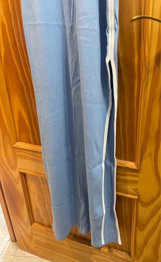 Vestido largo azul con ribetes blancos