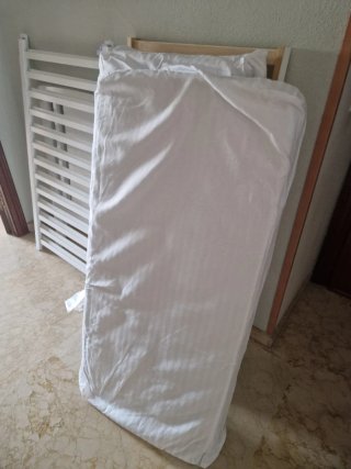 Cuna de bebé blanca