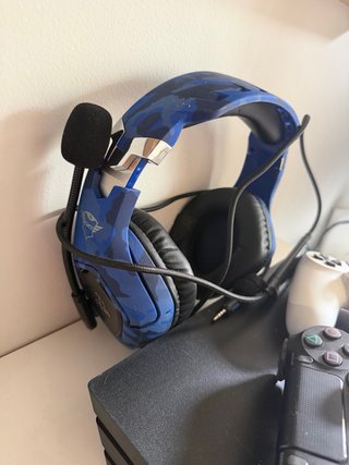 PS4 Pro 1TB + GTA V + 2 controller + cuffie