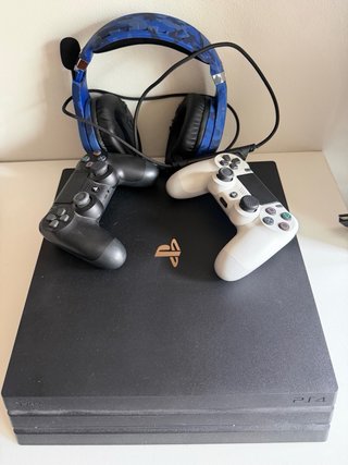 PS4 Pro 1TB + GTA V + 2 controller + cuffie