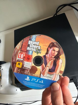 PS4 Pro 1TB + GTA V + 2 controller + cuffie