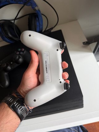 PS4 Pro 1TB + GTA V + 2 controller + cuffie