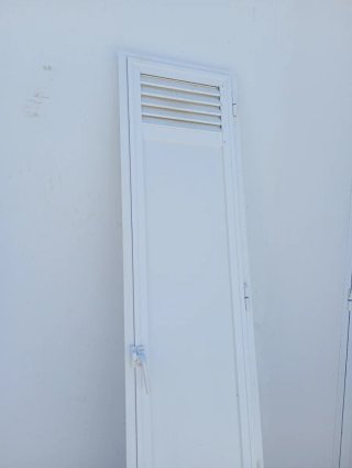 Puerta aluminio con 2 rejillas