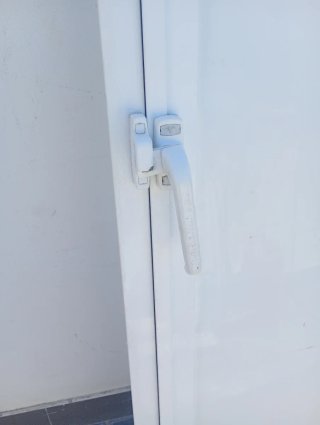 Puerta aluminio con 2 rejillas