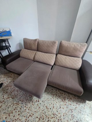 Sofá marrón extensible tela y piel, con porte.