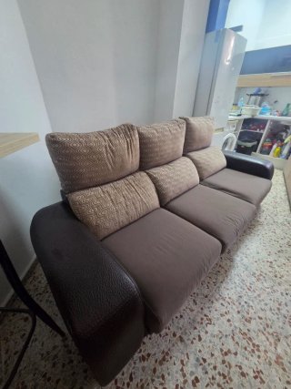 Sofá marrón extensible tela y piel, con porte.