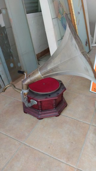 Gramofono antico con altoparlante in ottone