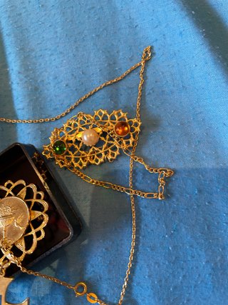 Joyería de oro con cruces y camafeo
