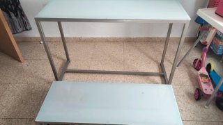 Mesa de cristal y metal