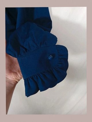 blusa con volantes azul marino talla 36 vintage años 80s. Perfecto estado.