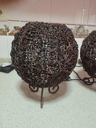 Lámparas de mimbre y madera