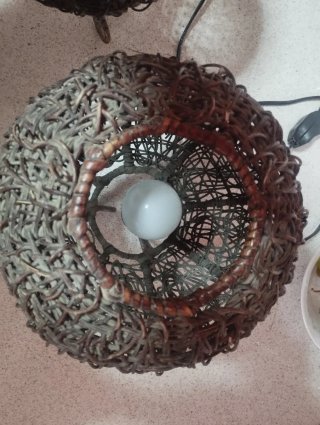 Lámparas de mimbre y madera