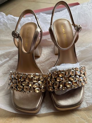 Sandalias Alma en Pena doradas con pedrería