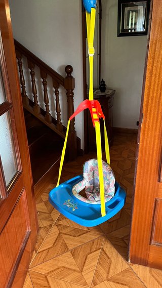 Columpio para bebé azul con asiento estampado