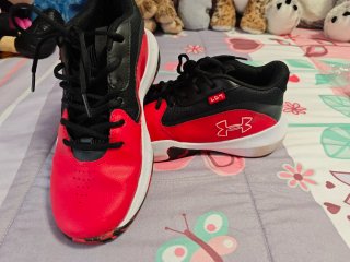 Zapatillas Baloncesto Under Armour Rojas y Negras