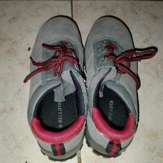 Botas de seguridad Bellota grises y rojas