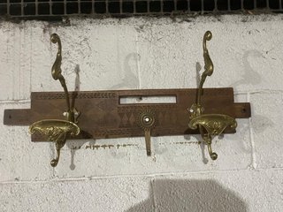 Appendiabiti in legno e ottone vintage