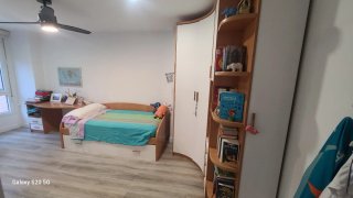 Cama juvenil de madera Armario esquinero. Mesa.