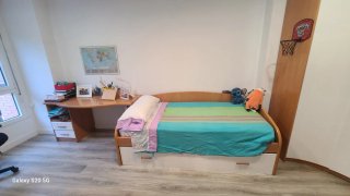 Cama juvenil de madera Armario esquinero. Mesa.