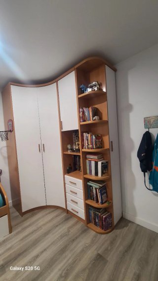 Cama juvenil de madera Armario esquinero. Mesa.