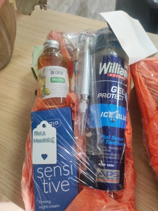 Cesta regalo hombre: gel, crema, ambientador