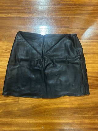 Falda negra cuero cremallera