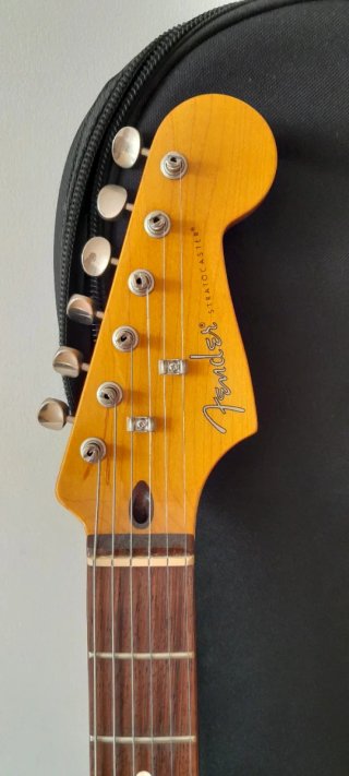Guitarra Fender Modern Player Stratocaster HSS