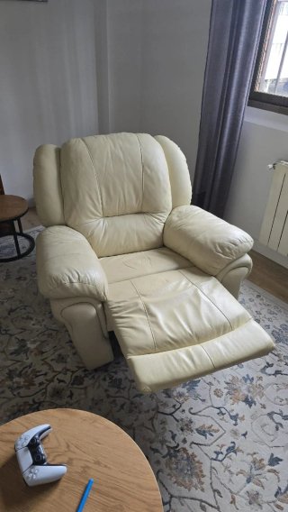 Pareja de sillones de piel reclinables.