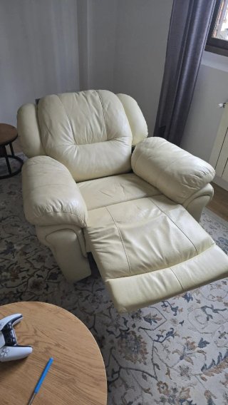 Pareja de sillones de piel reclinables.