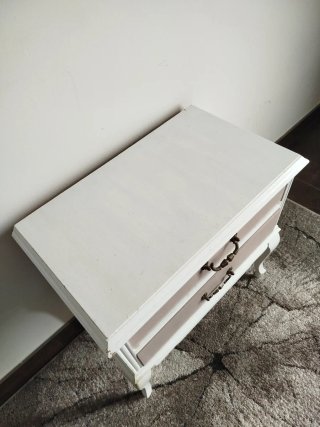 Mesita de noche o auxiliar blanca y beige.