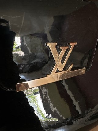 Bolso charol negro con logo dorado