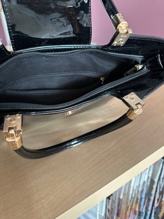 Bolso charol negro con logo dorado