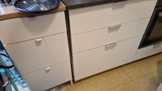 Cucina lineare IKEA bianca.