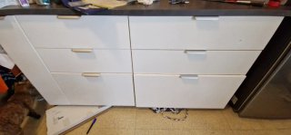 Cucina lineare IKEA bianca.