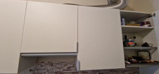 Cucina lineare IKEA bianca.