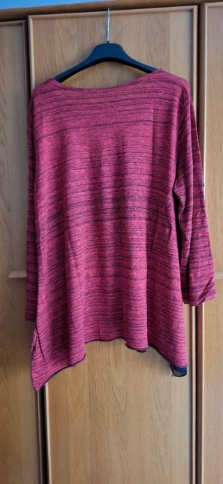 Camiseta roja y negra con rayas