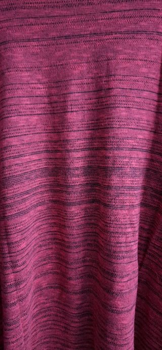 Camiseta roja y negra con rayas