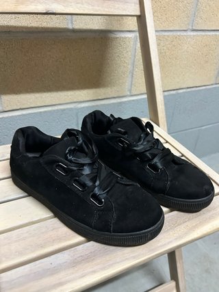 Zapatillas negras con cordones de satén