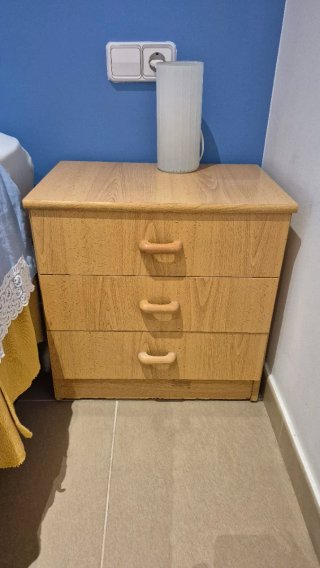 Mesita de noche de madera