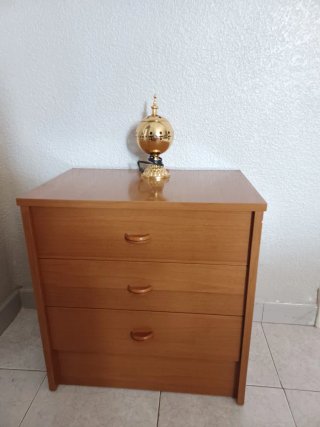 Mesita de noche de madera