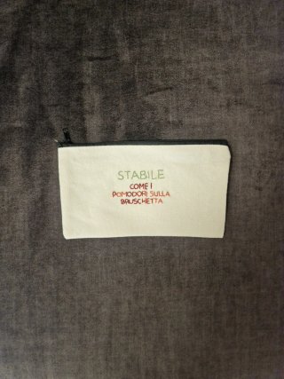 Pochette con scritte ricamate