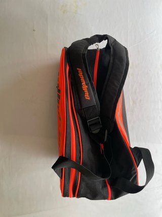 Mochila de pádel Bullpadel negra y naranja