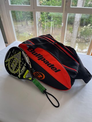Mochila de pádel Bullpadel negra y naranja